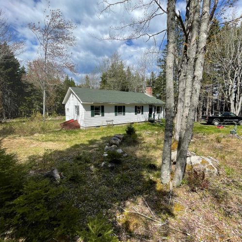 38 Side Rd, Deer-Isle, ME 04627 exterior