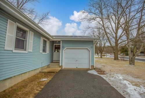 17 Flag Ct, Enfield, CT 06082 exterior