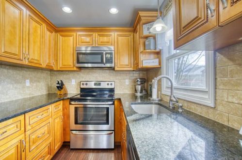 42 Apple St, Wallingford, CT 06492 exterior