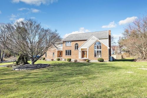 65 Mohegan Rd, Huntington, CT 06484 exterior
