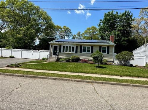 21 Torrington Cir, Warwick, RI 02889 exterior