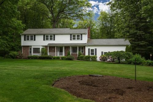 18 Red Gate Ln, Southborough, MA 01772 exterior