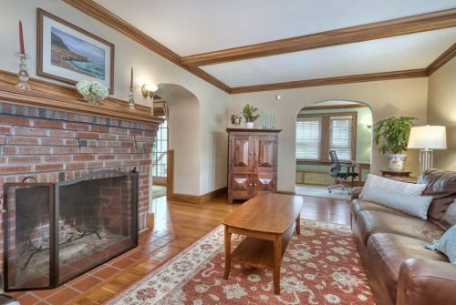 16 Robin St, Roxbury Xing, MA 02132 exterior