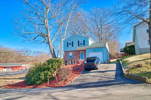 15 Kenneth Cir, Waterbury, CT 06710 exterior