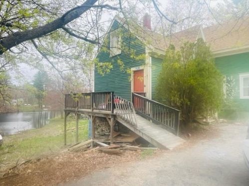 23 Old Manchester Rd, Raymond, NH 03077 exterior