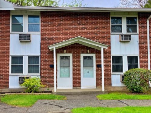 17 Manor Ct, Springfield, MA 01118 exterior