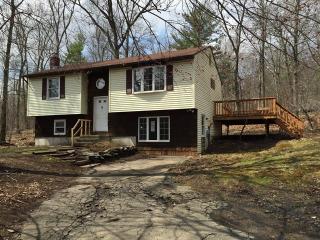 71 Hunt Rd, Columbia, CT 06237 exterior