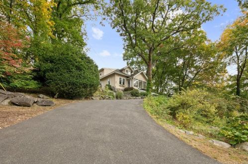 6 Oakledge Cir, Norwalk, CT 06854 exterior