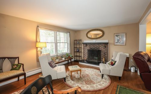 9 Holstein Ave, Londonderry, NH 03053 exterior
