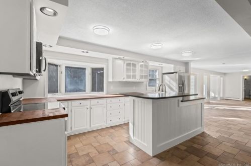 7 Saddle Dr, East Granby, CT 06026 exterior