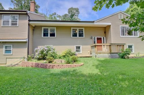 11 Upper State St, North Haven, CT 06473 exterior
