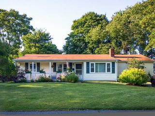 83 Metropolitan Dr, Warwick, RI 02886 exterior