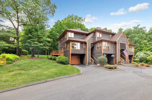 22 Crow Nest Hl, Huntington, CT 06484 exterior