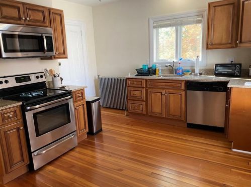 11 Brooks Ave, Middletown, RI 02840 exterior