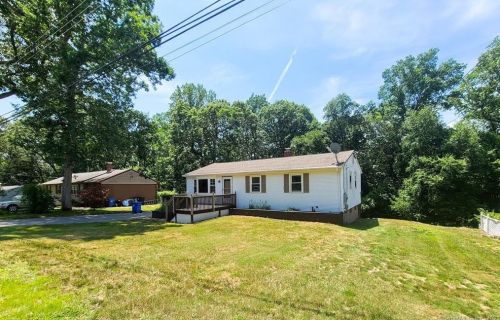 31 Ledgewood Dr, Gales-Ferry, CT 06335 exterior