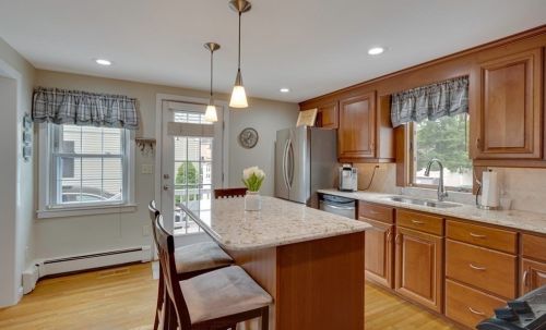 8 Frances Rd, Woburn, MA 01801 exterior