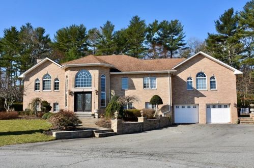 17 Sears Ln, Acushnet, MA 02743 exterior