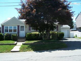 52 Uxbridge St, Cranston, RI 02920 exterior