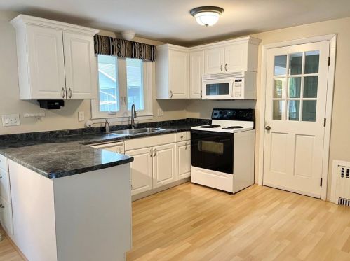9 Jencks Rd, Cumberland, RI 02864 exterior