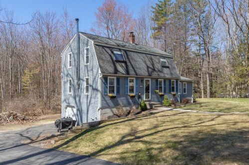 25 Holmeswood Dr, Sandown, NH 03873 exterior