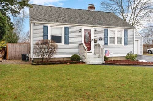 329 Maple St, Warwick, RI 02888 exterior