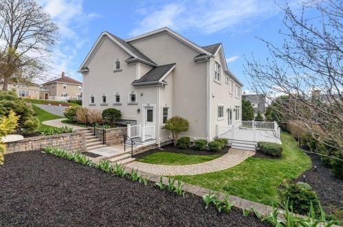 5 Little Nahant Rd, Nahant, MA 01908 exterior