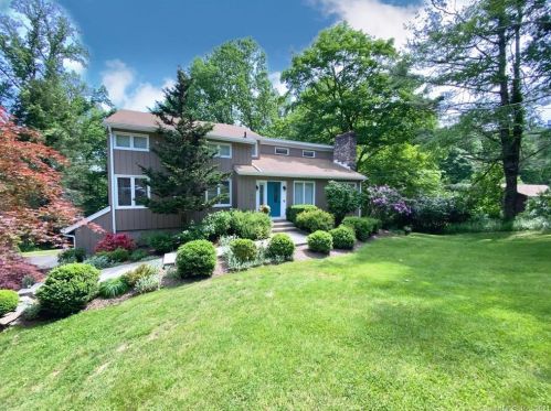 106 Village Dr, Huntington, CT 06484 exterior