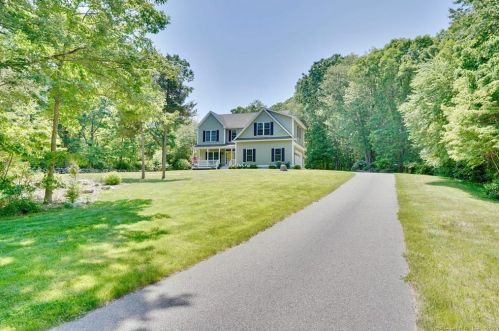40 Chriswood Trce, Gales-Ferry, CT 06339 exterior