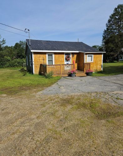 8 Johns St, Dixfield, ME 04224 exterior