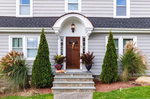33 Greenway Rd, United States Coast Guard Ac, CT 06320 exterior