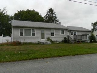17 Philips Ave, Middletown, RI 02842 exterior