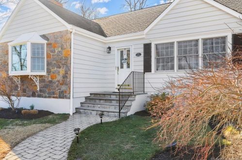 13 Hickory Dr, Greenwich, CT 06831 exterior