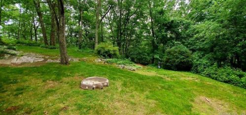 10 Birchwood Ln, Upper-Stepney, CT 06468 exterior