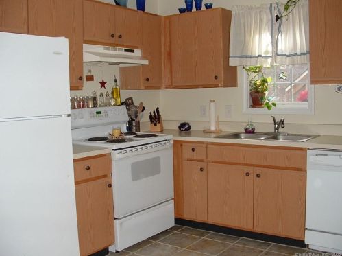 32 Iron St, Gales-Ferry, CT 06339 exterior