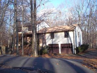 16 Isleib Rd, East Hampton, CT 06447 exterior