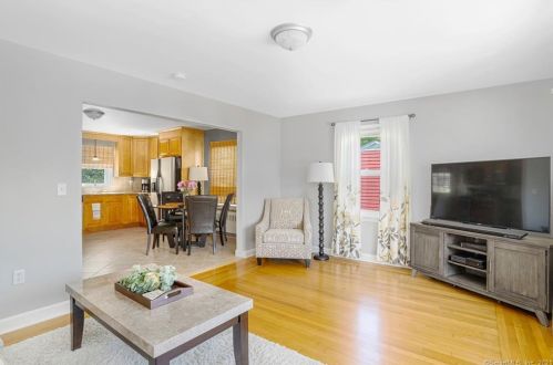 21 Bartlett Rd, Quaker Hill, CT 06375 exterior