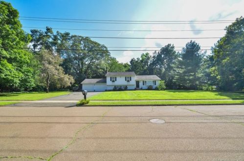 7 Stone Hedge Dr, North Haven, CT 06473 exterior