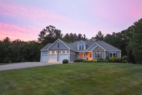 34 Shaker Ln, Hampstead, NH 03841 exterior