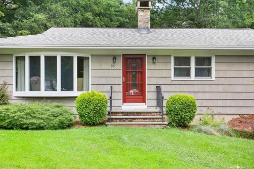 16 Twin Brook Dr, Huntington, CT 06484 exterior