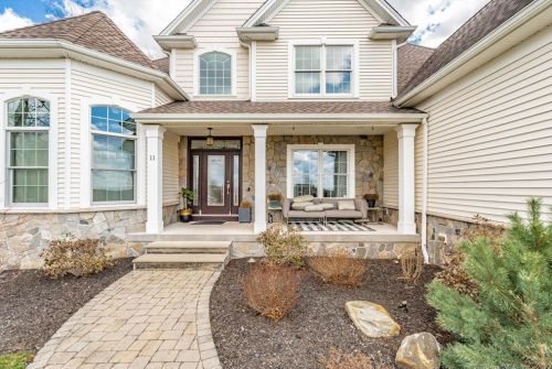 11 Daisy Ln, Ellington, CT 06029 exterior