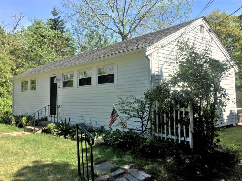 32 Quashnet Rd, Mashpee, MA 02649 exterior