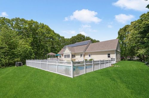 1 Dennis Ct, Westerly, RI 02891 exterior