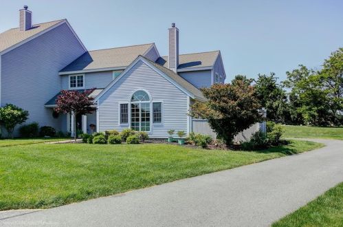414 Corey Ln, Middletown, RI 02842 exterior