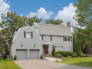 21 Coachlamp Ln, Stamford, CT 06902 exterior