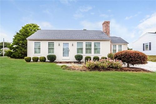 56 Shore Rd, South Kingstown, RI 02882 exterior