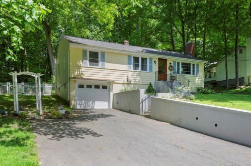 11 Bear Den Rd, Bridgeport, CT 06611 exterior