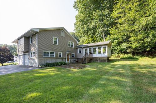 35 Deer Park Cir, Waterbury, CT 06708 exterior