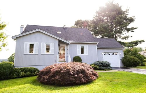 8 Pine Crest Dr, Providence, RI 02919 exterior