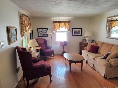 5 Mathew Ln, North Haven, CT 06473 exterior