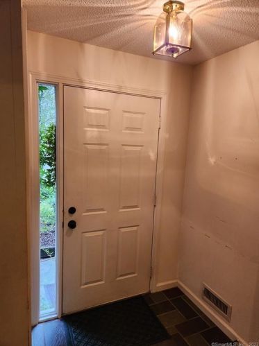 72 Metacomet Dr, Meriden, CT 06450 exterior